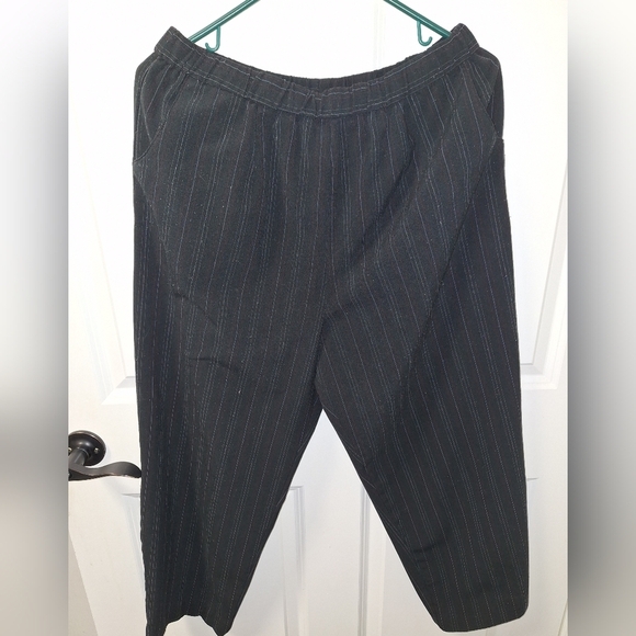 Briggs New York Black striped capris In a size 14p. - Picture 4 of 5